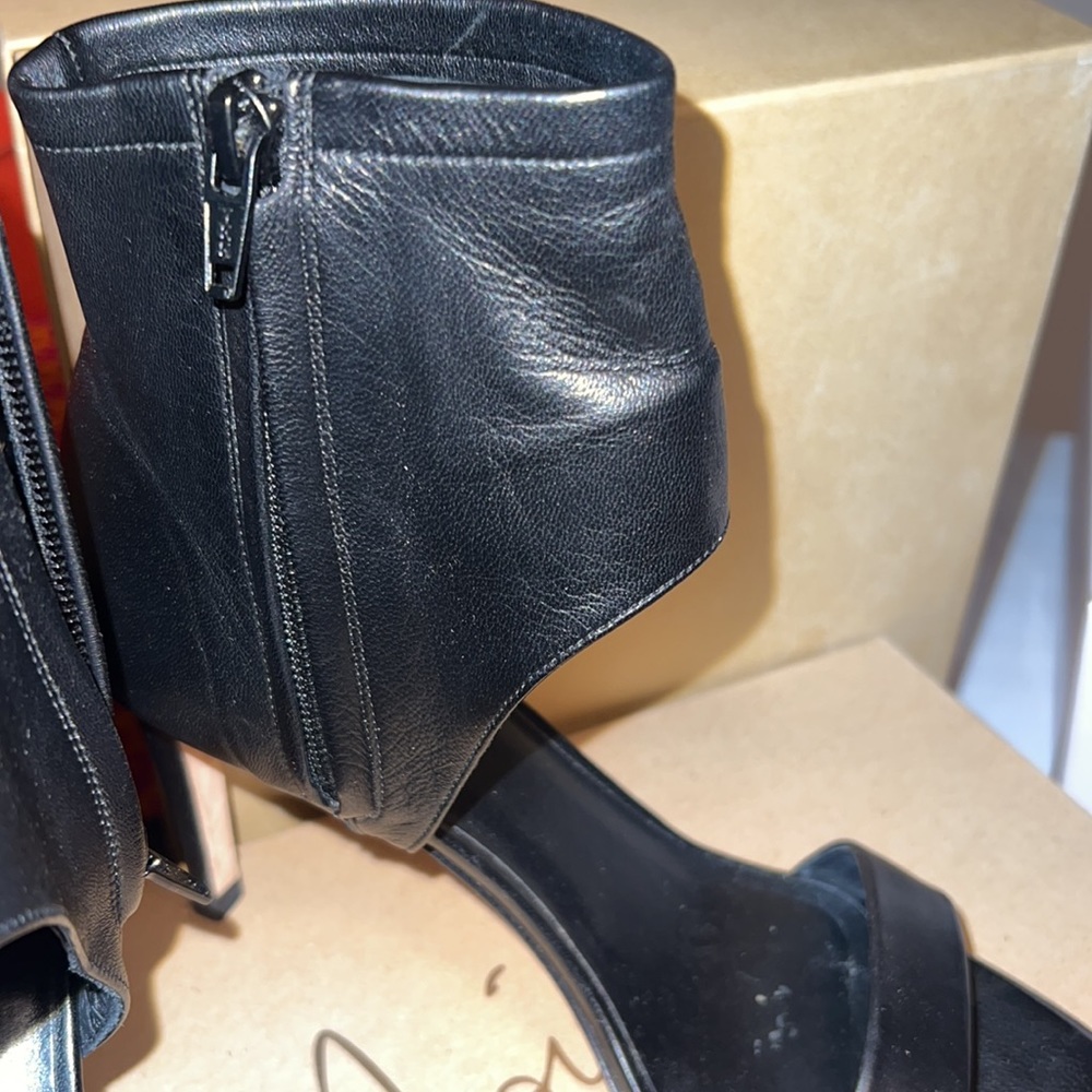 Vince leather heel with ankle zipper Made in Italy size 7